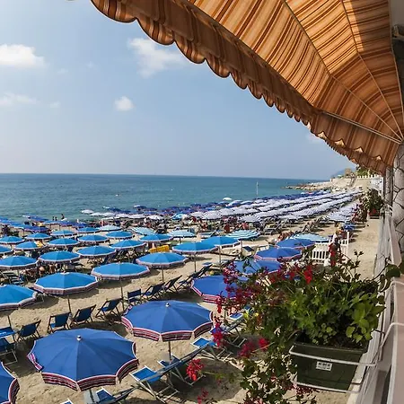 Kriss Aparthotel 3*