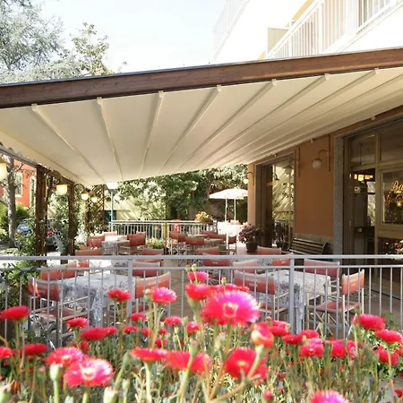 Aparthotel Kriss Deiva Marina