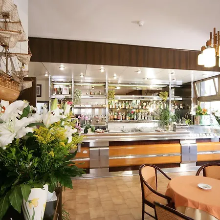 Aparthotel Kriss Deiva Marina