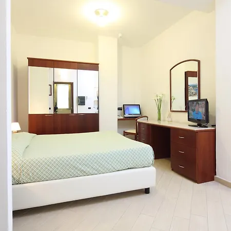 Aparthotel Kriss Deiva Marina