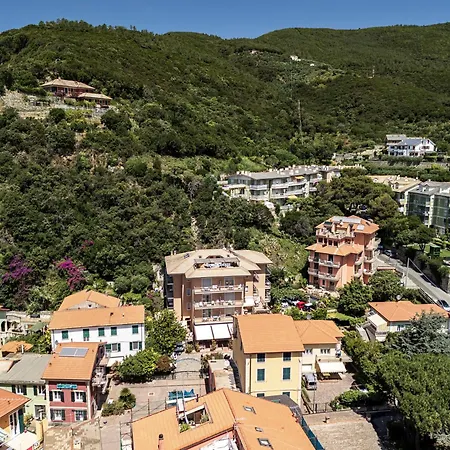 Kriss Aparthotel 3*