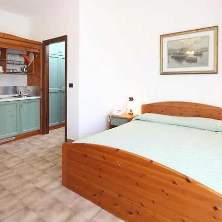 Aparthotel Kriss Deiva Marina