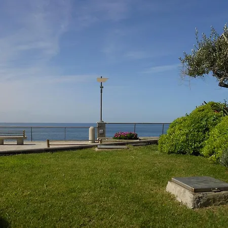 Kriss Aparthotel 3*